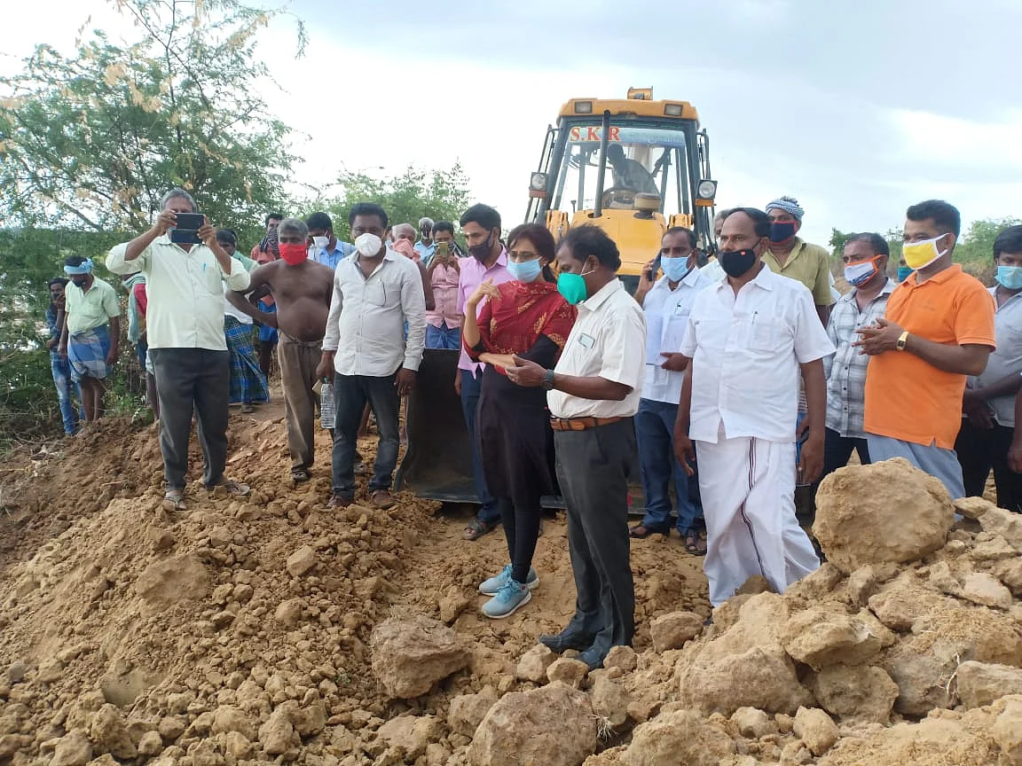 கால்வாய் உடைப்பை சரிசெய்யும் பணி