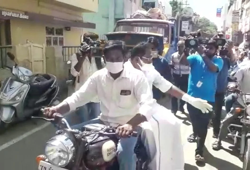 டூவீலரில் செல்லூர் ராஜு