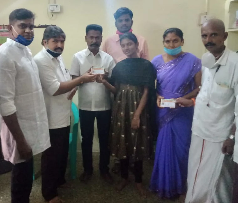 உறுப்பினர் அட்டை வழங்கியபோது
