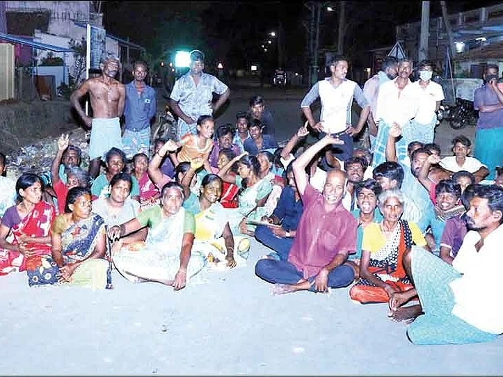 `எங்க குழந்தைகளை பாதிக்காதா?' -தனிமை முகாமுக்கு எதிராக கொதிக்கும் கிராம மக்கள்