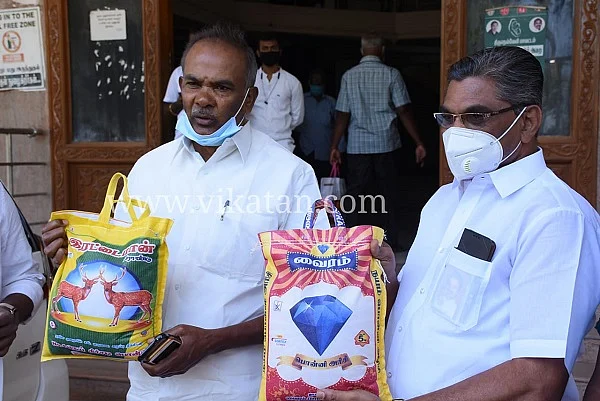 அ.தி.மு.க-வினர் வழங்கும் ரேஷன் அரிசியைக் காட்டும் அப்பாவு