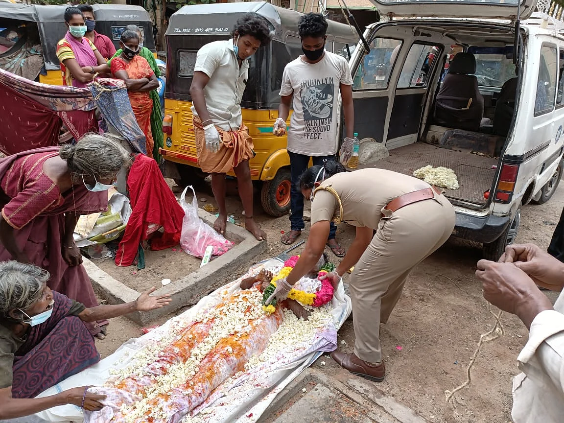 மாலை அணிவிக்கும் இன்ஸ்பெக்டர் ராஜேஸ்வரி