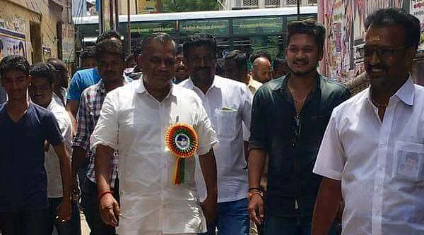 நிர்வாகிகளுடன் புஸ்ஸி ஆனந்த்