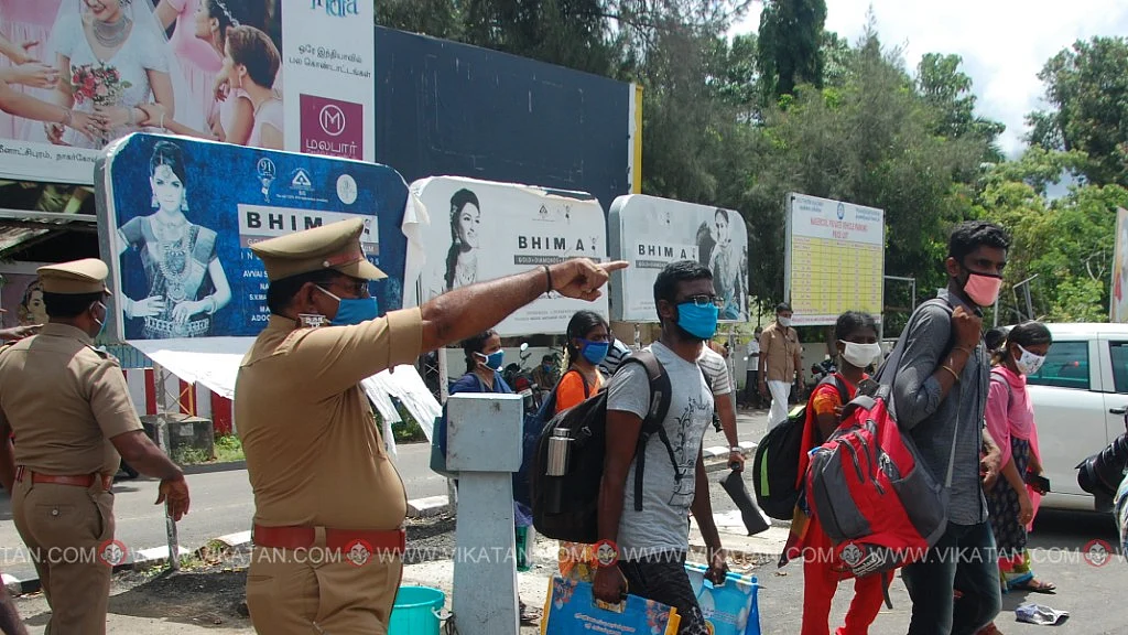 ரயில் நிலையத்தில் இருந்து வெளியேறும் பயணிகள்