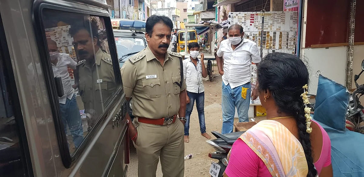 விசாரணை நடத்தும் உதவி கமிஷனர் அரிக்குமார்