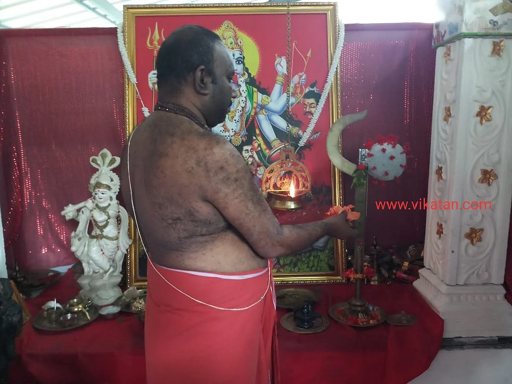 கொரோனா தேவிக்கு பூஜை செய்யும் அனிலன் நம்பூதிரி