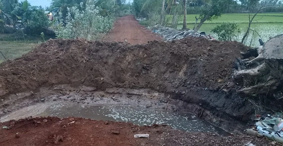 கிராமத்தில் வெட்டப்பட்ட பள்ளம்