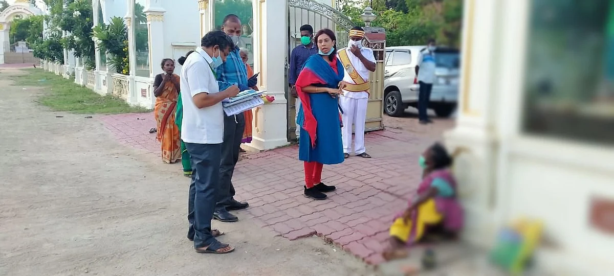 `உதவித்தொகை மட்டும் கிடைச்சா காலத்தை கழிச்சிருவோம்..!’ - முதியவர்களை நெகிழ வைத்த மாவட்ட ஆட்சியர்