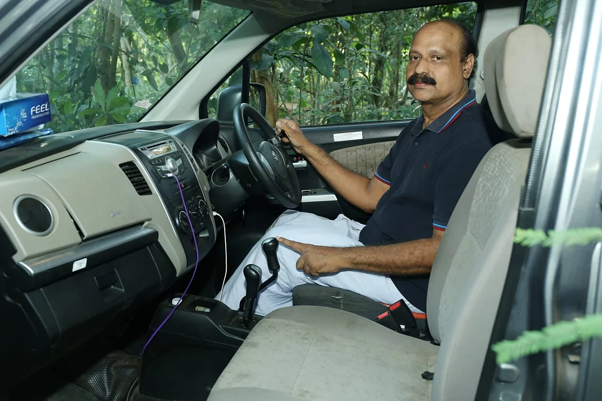 கார் ஓட்டும் முஸ்தஃபா