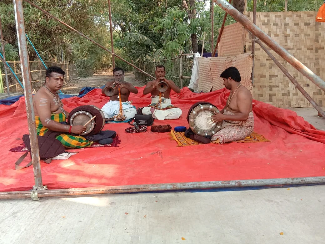 தன் குழுவினருடன் கே.பில்லப்பன்