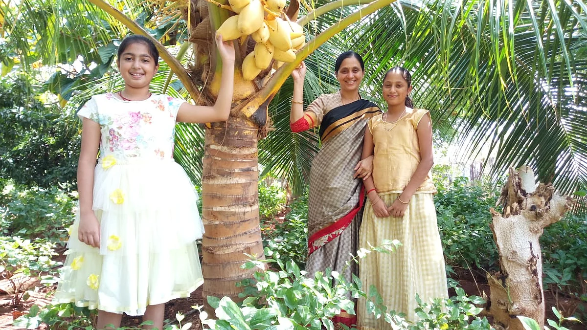 தோட்டத்தில் மகள்களுடன் தேவயானி