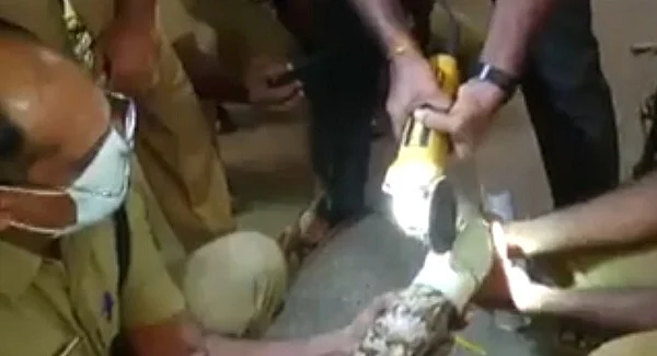 பைப்பை வெட்டி எடுக்கும் தீயணைப்பு வீரர்கள்