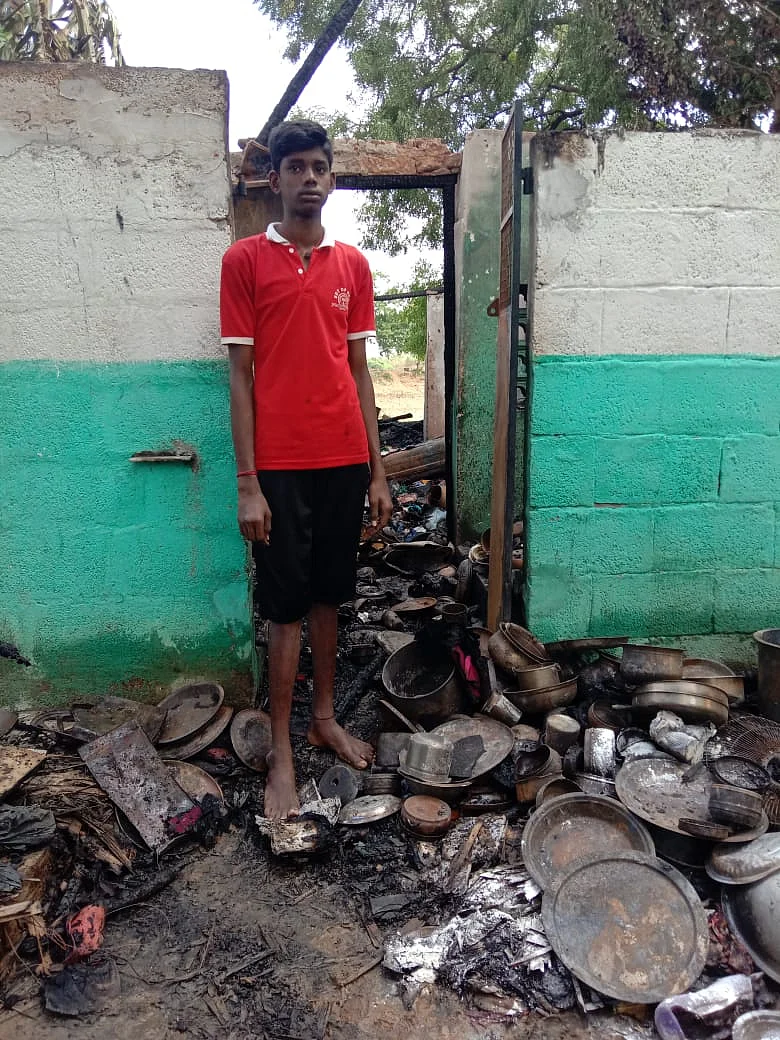 வீட்டின் முன்பு பிரேமாவின் மகன்