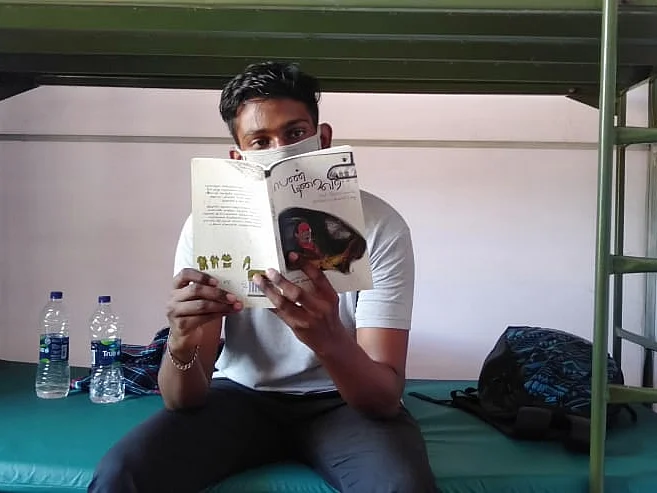 `மன உளைச்சலை நீக்கும்; தனிமை முகாம்களில் உள்ள அனைவருக்கும் புத்தகம்!' - அசத்தும் தூத்துக்குடி ஆணையர்