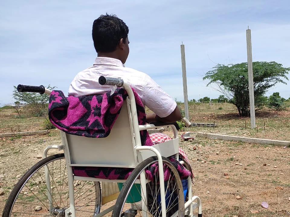 `8 வருஷம் கழிச்சு, வெளி உலகத்தைப் பாக்கக் குடுத்து வச்சிருக்கு!' - உதவிகளால் நெகிழ்ந்த லோகநாதன்