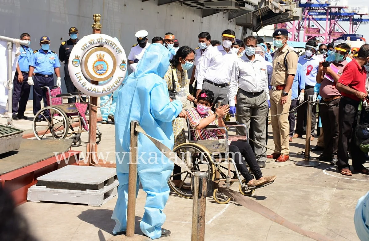 கப்பலில் இருந்து இறங்கிய பயணிகள்