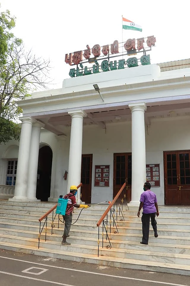 சட்டப்பேரவை வளாகத்தில் கிருமி நாசினி தெளிக்கும் பணி