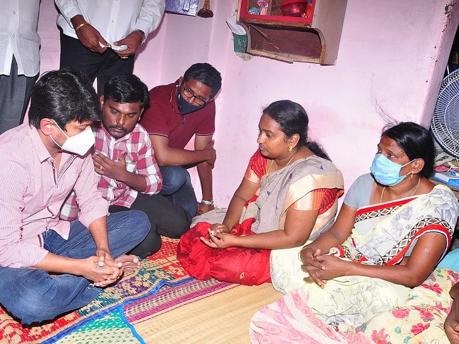 உதயநிதியின் இ-பாஸ் விவகாரம்... பத்திரிகையாளரா... ஆள் மாறாட்டமா...!? - தி.மு.க. பதில்