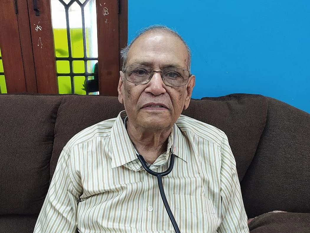 `3 மாத வாடகையே வேண்டாம்..!' -10 ரூபாய் டாக்டரின் செயலால் நெகிழ்ந்த பட்டுக்கோட்டை வியாபாரிகள்