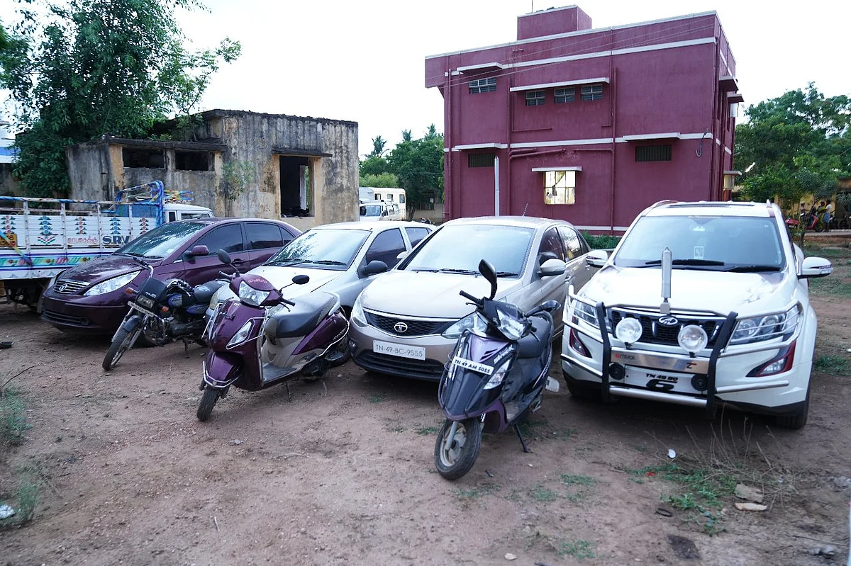 பறிமுதல் செய்யப்பட்ட கார்கள்