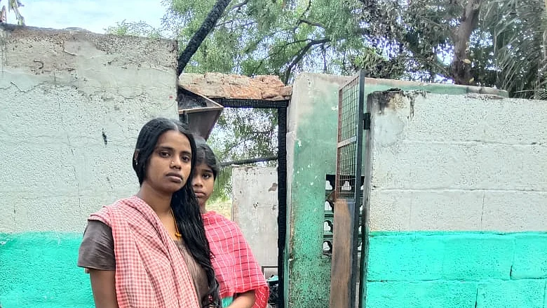 எரிந்த வீட்டின் முன் பிரேமா
