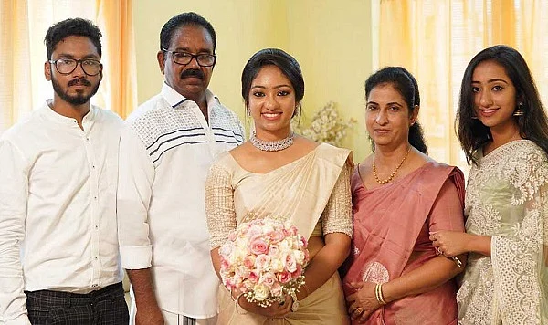 குடும்பத்தினருடன் ஷேரன் வர்கீஸ் (கடைசியில் நிற்பவர்)
