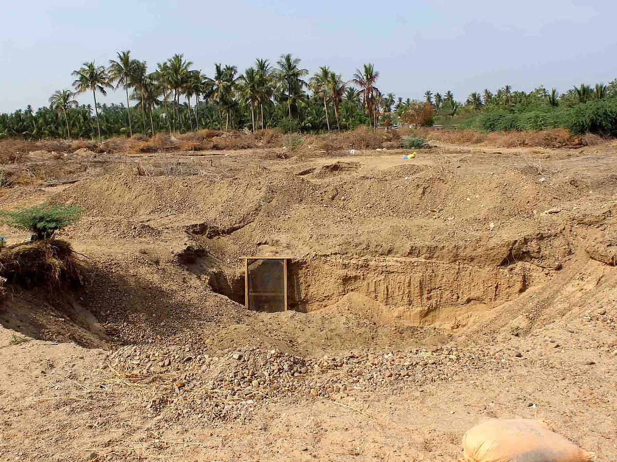 `கரூர் காவிரியில் குளிக்க நினைப்பவர்களா நீங்கள்?' -அதிர்ச்சி கொடுக்கும் அபாயக் குழிகள்