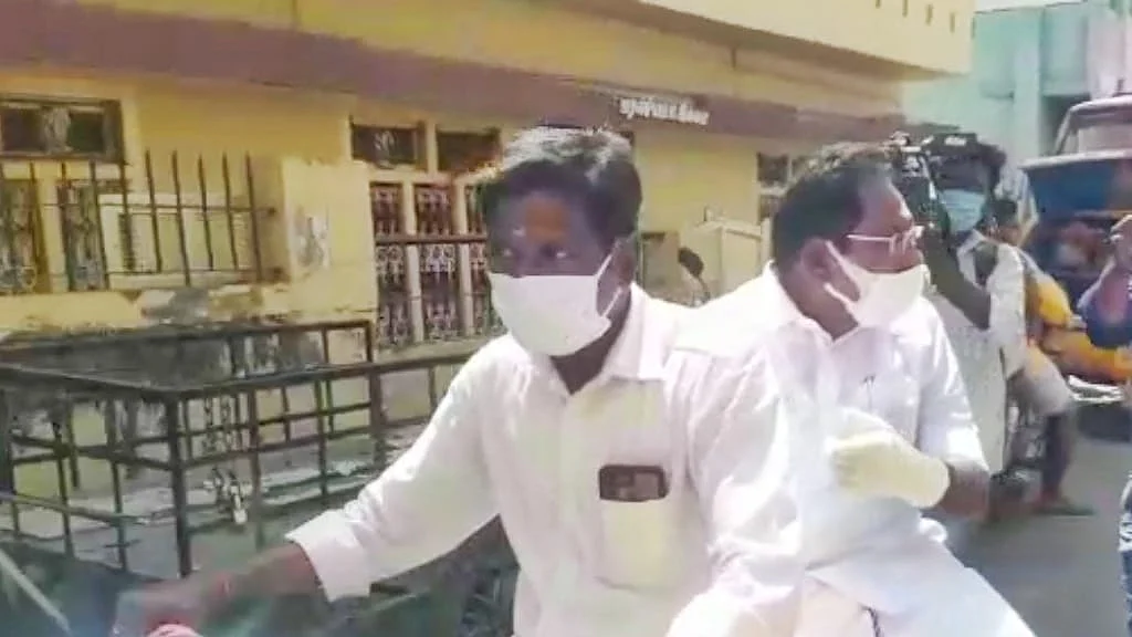 டூவீலரில் செல்லூர் ராஜு