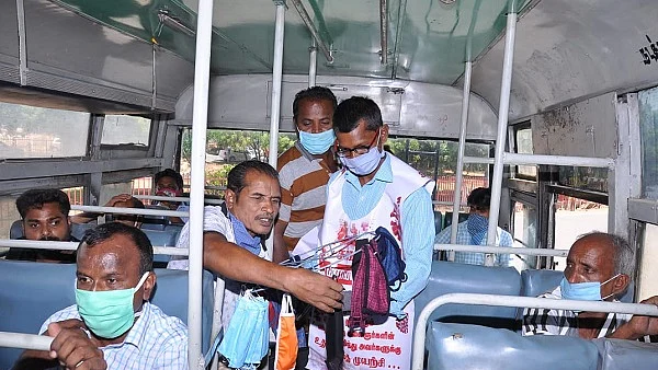 பேருந்தில் முகக்கவசம் விற்கும் பாப்புராஜ்
