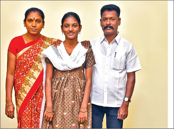 பெற்றோருடன் நேத்ரா