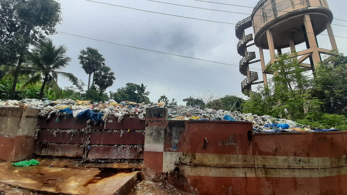குடிநீர் தொட்டியைச் சுற்றி குவிந்துள்ள குப்பைகள்