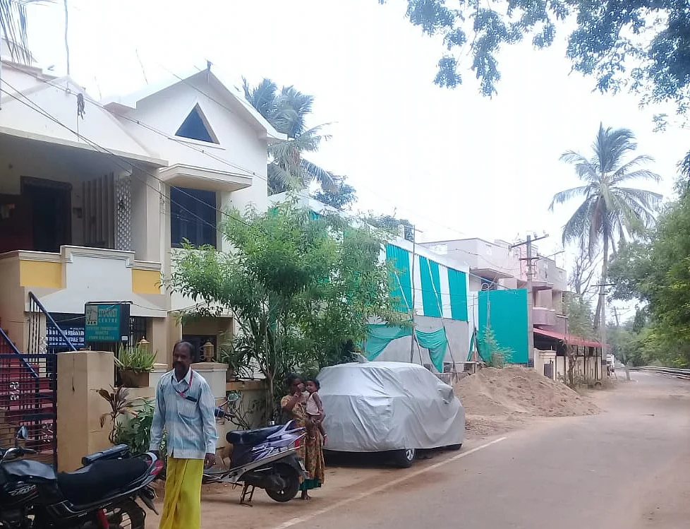 வீடுகளுக்கு நடுவே டாஸ்மாக் மதுபானக் கடை