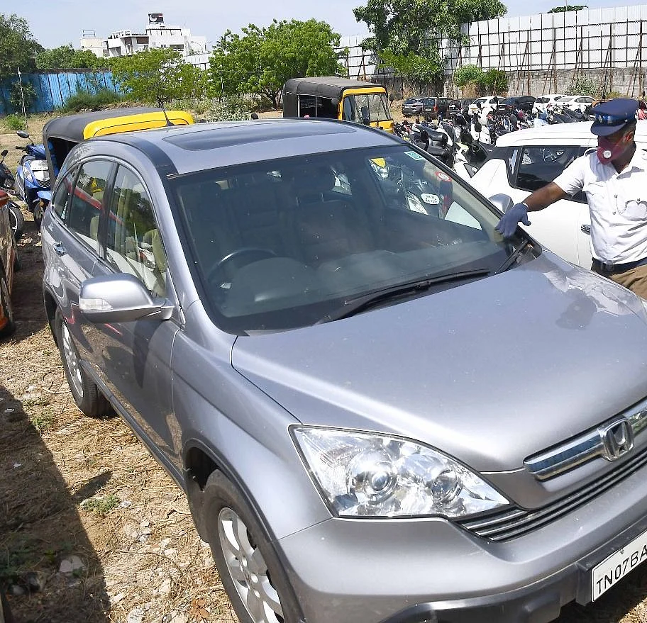 பறிமுதல் செய்யப்பட்ட கார்