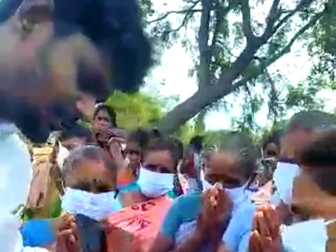 வைரல்:`நிவாரணம் கொடுக்குறோம்; ஓட்டு மாத்திப் போடுறீங்க?!’- அமைச்சரின் வாட்ஸ்அப் உரையாடல்