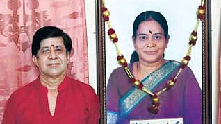 மனைவி படத்துடன் வரதராஜன்