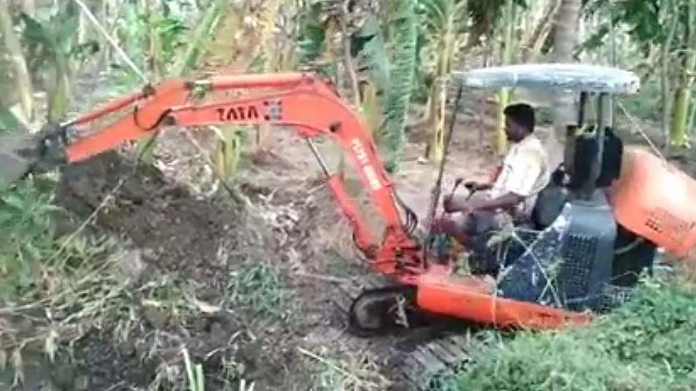 வாய்க்கால்களைத் தூர்வாரும் விவசாயிகள்
