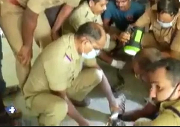 பைப்பை உடைத்து மீட்கும் முயற்சி