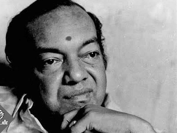 என்னைத் தட்டிக்கொடுத்த முத்தான இரண்டு பாடல்கள்..! - வாசகி பகிர்வு #MyVikatan