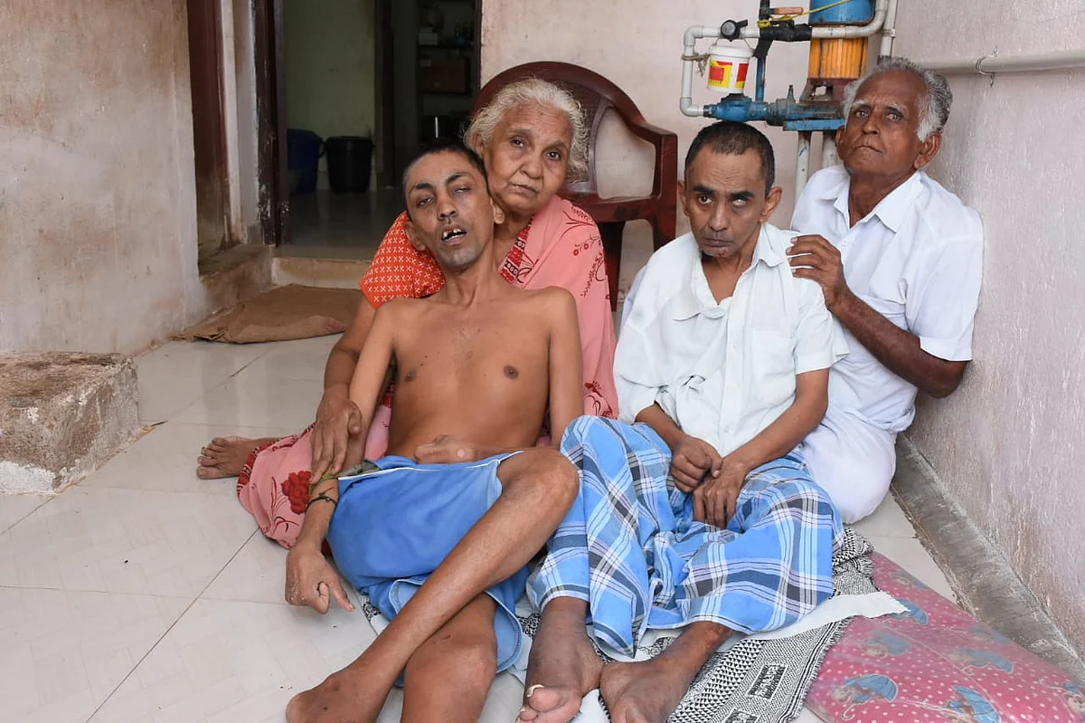 மகன்களுடன் பெற்றோர்
