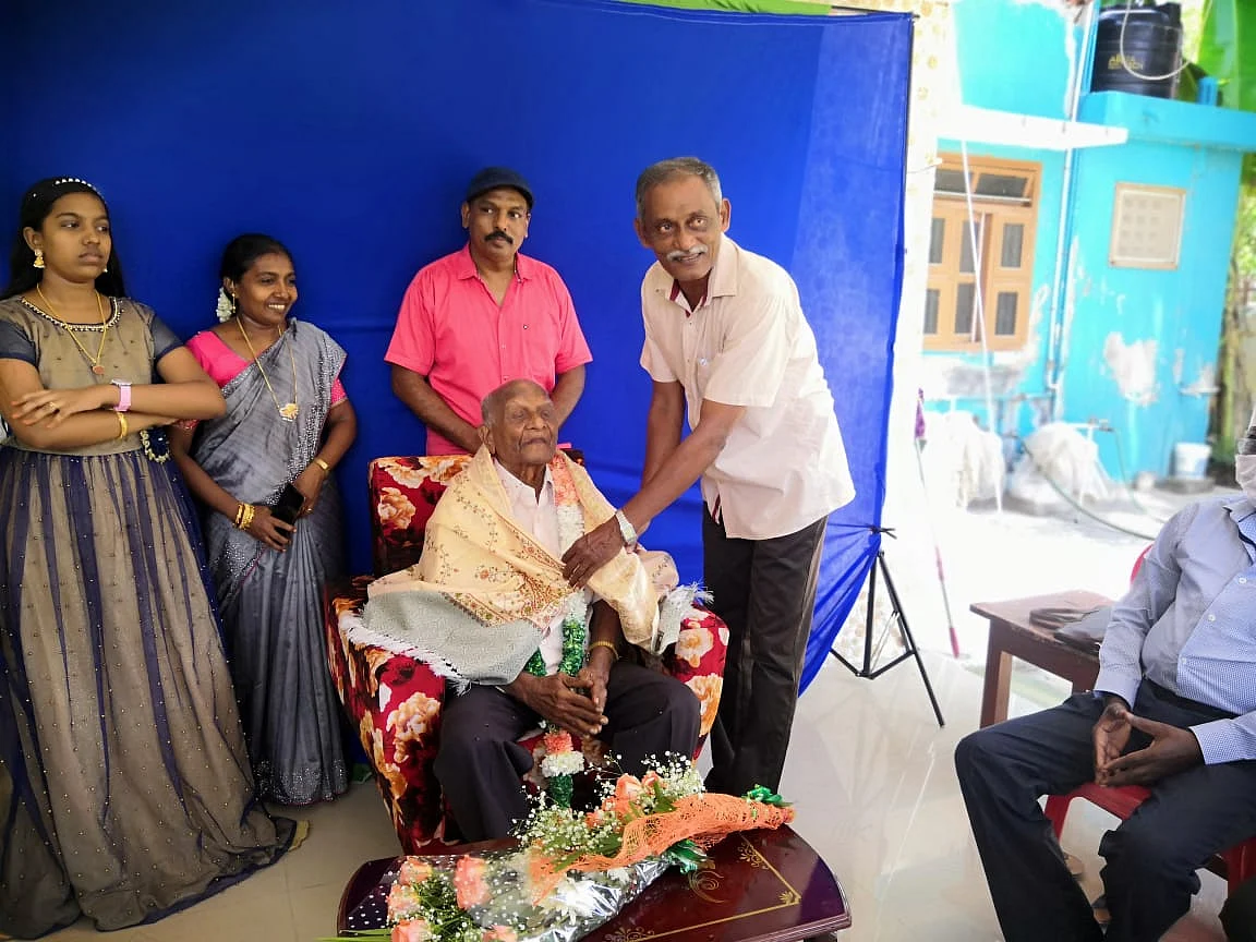குடும்பத்தினருடன் துரைப்பாண்டியன்