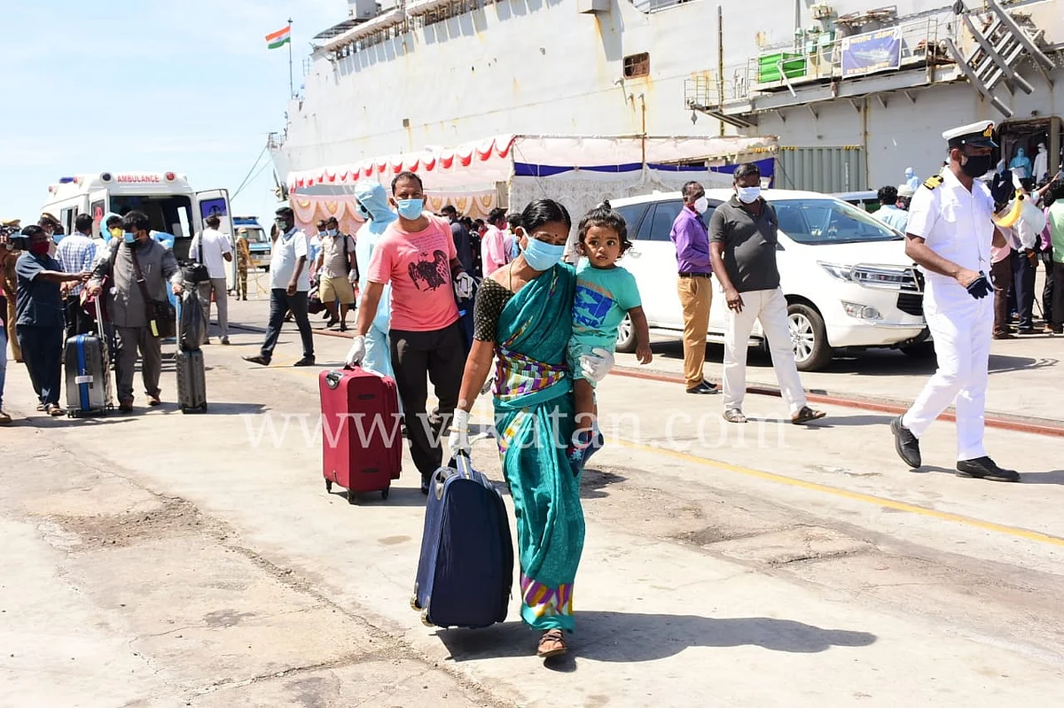 இறங்கிச் செல்லும் பயணிகள்