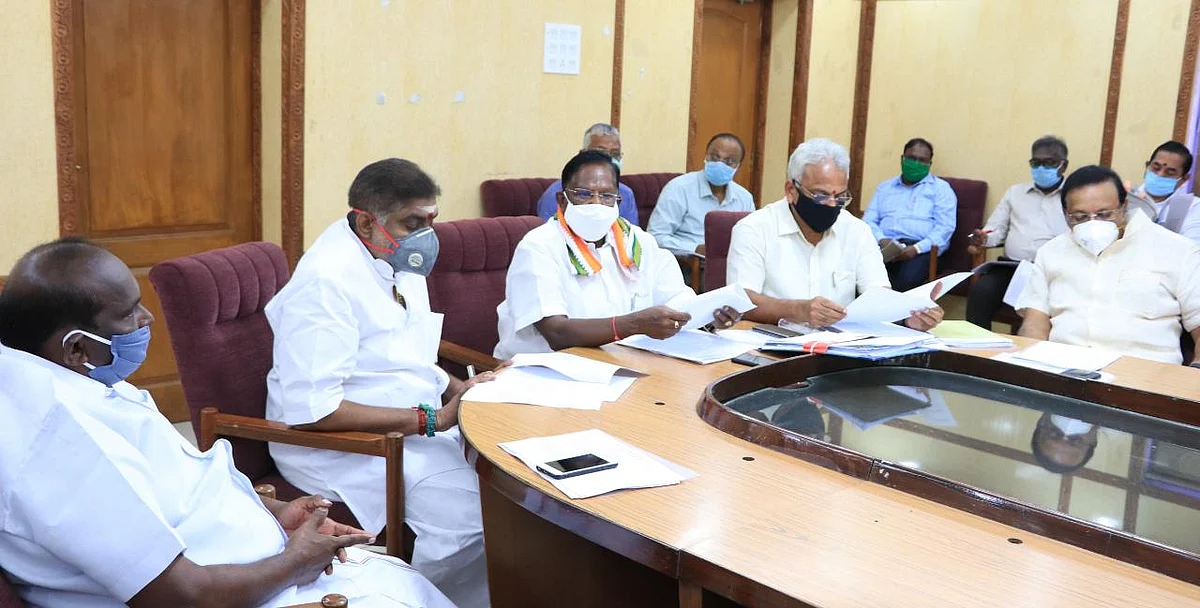 ஆலோசனைக் கூட்டத்தில் முதல்வர் நாராயணசாமி உள்ளிட்ட அமைச்சர்கள்