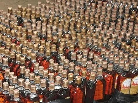 சொகுசு காரில் கடத்தப்பட்ட உயர் ரக மதுபாட்டில்கள்! -போலீஸ் ரெய்டில் சிக்கிய நடிகையின் கார் டிரைவர்