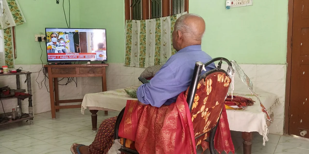டி.வி பார்க்கும் துரைப்பாண்டியன்
