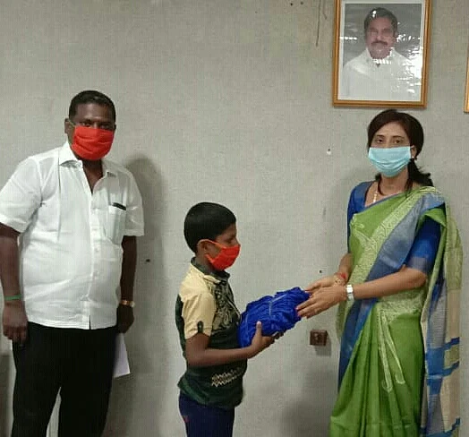 சேமிப்புப் பணத்தில் மாஸ்க்குகள் கொடுத்த சகோதரர்கள்