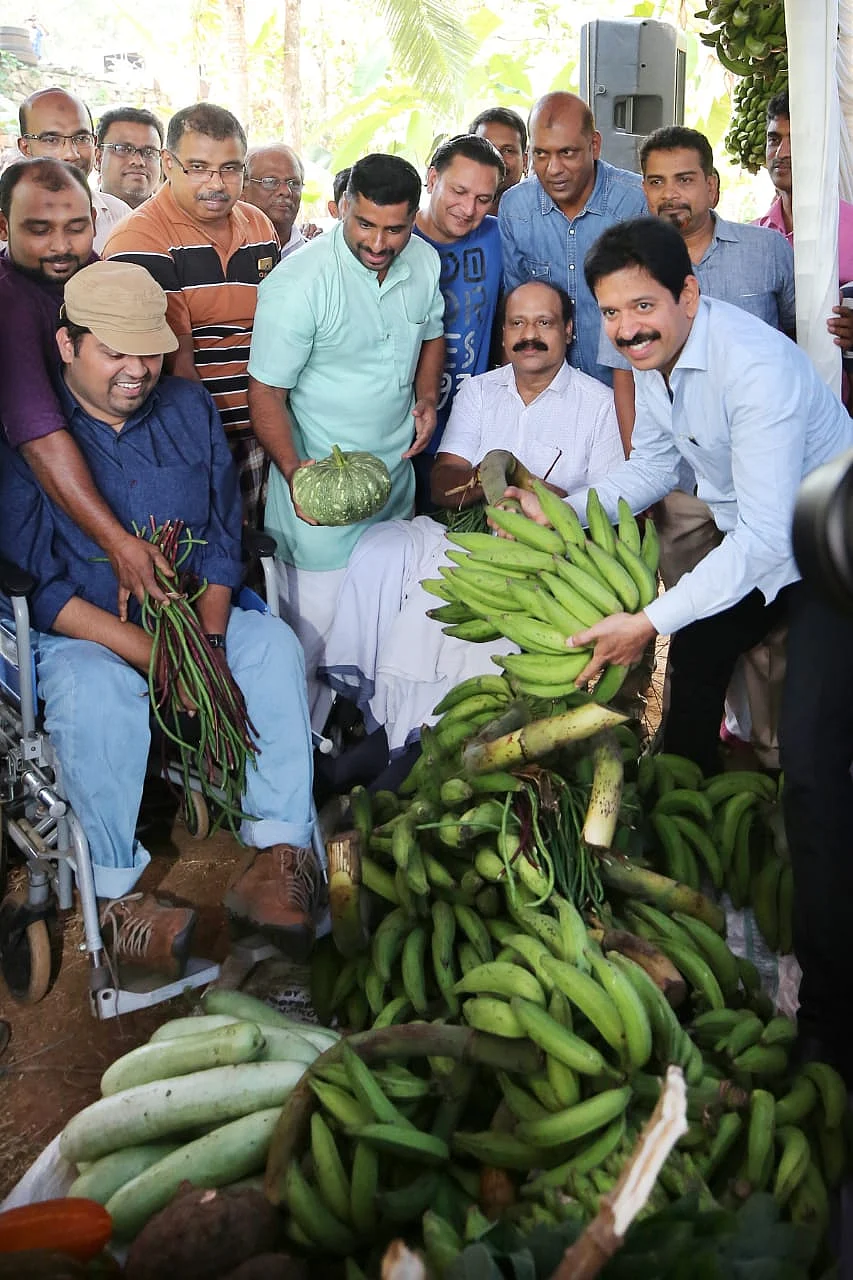 தோட்ட விளைபொருள்களுடன் முஸ்தஃபா