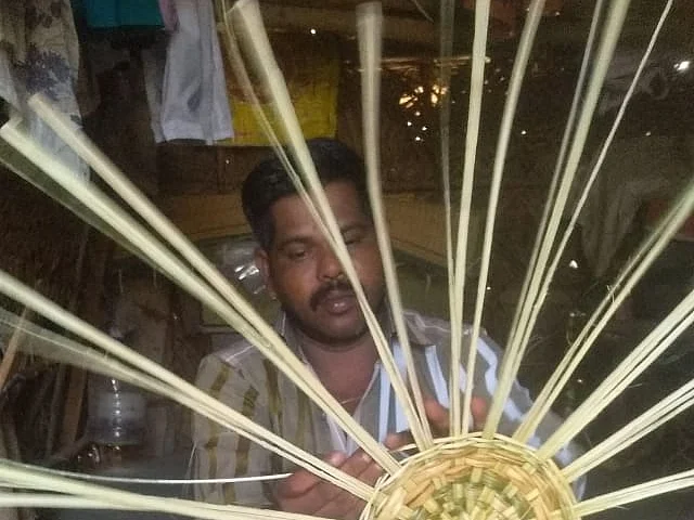 `வக்கீல் டு கூடை பின்னும் தொழிலாளி!’ - லாக்டெளனால் தொழிலை மாற்றிய பேராவூரணி வழக்கறிஞர்