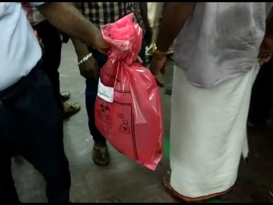 `இந்தப் பாம்புதான் கடிச்சது!’-கோவை மருத்துவமனை ஊழியர்களுக்கு அதிர்ச்சி கொடுத்த போதை இளைஞர்