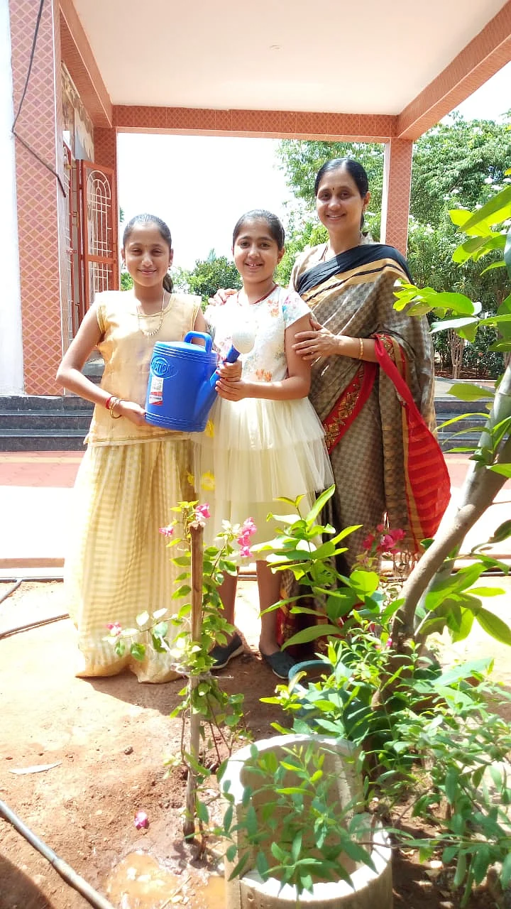 மகள்களுடன் தேவயானி