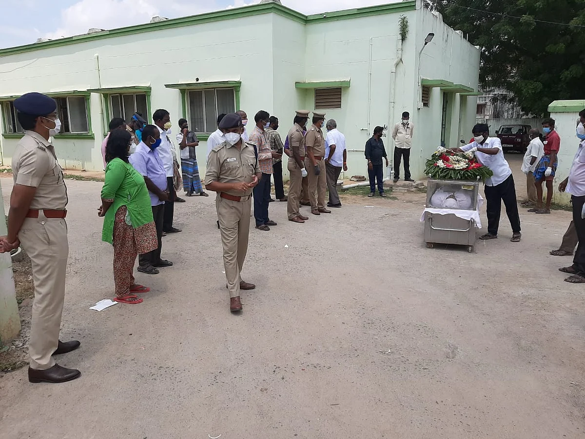 இறுதி மரியாதை செலுத்தும் போலீஸார்